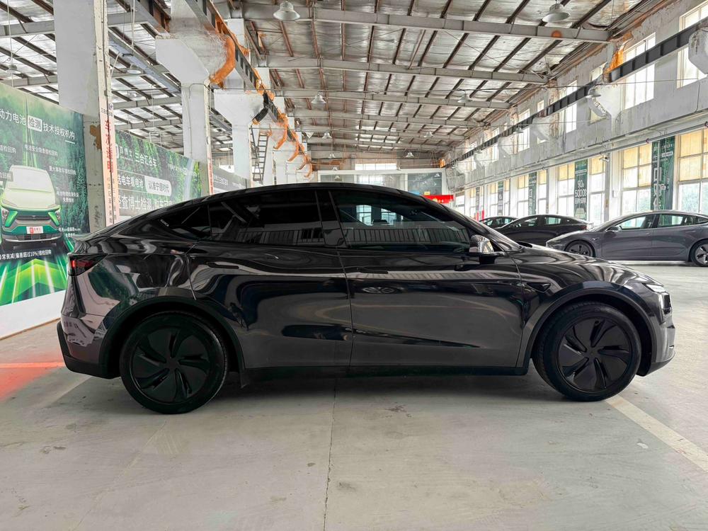 Tesla Model Y 2025 #3 Tesla Model Y 2025 car image #3