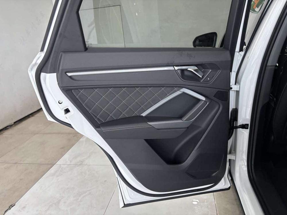 Audi Q3 2025 صورة سيارة #10
