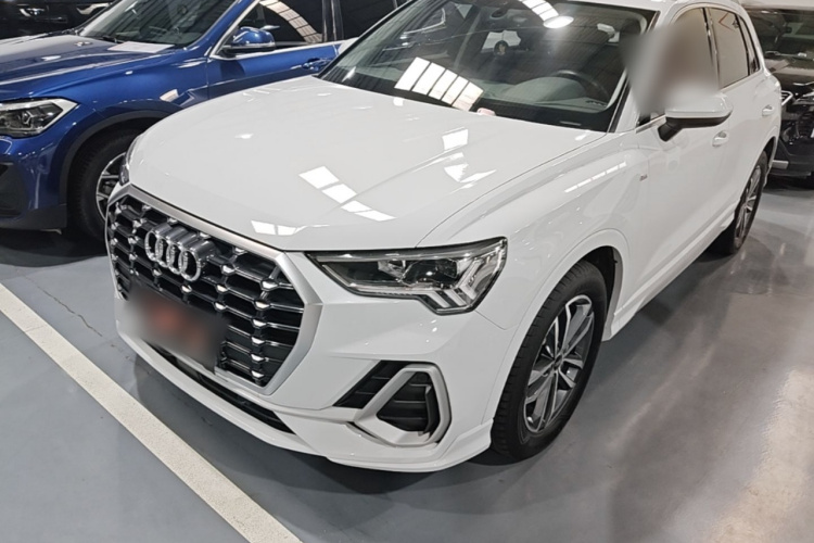 Audi Q3 2023 car image #2