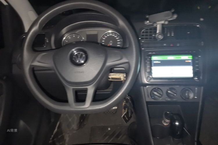 Volkswagen Polo 2015 car image #12