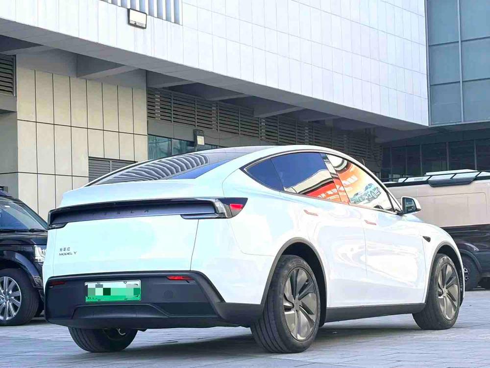 Tesla Model Y 2026 #6 Tesla Model Y 2026 car image #6