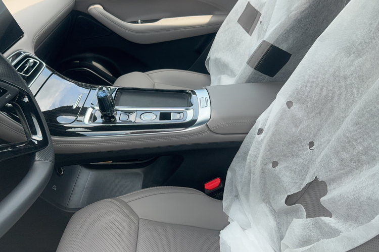 GEELY Boyue L 2025 car image #11