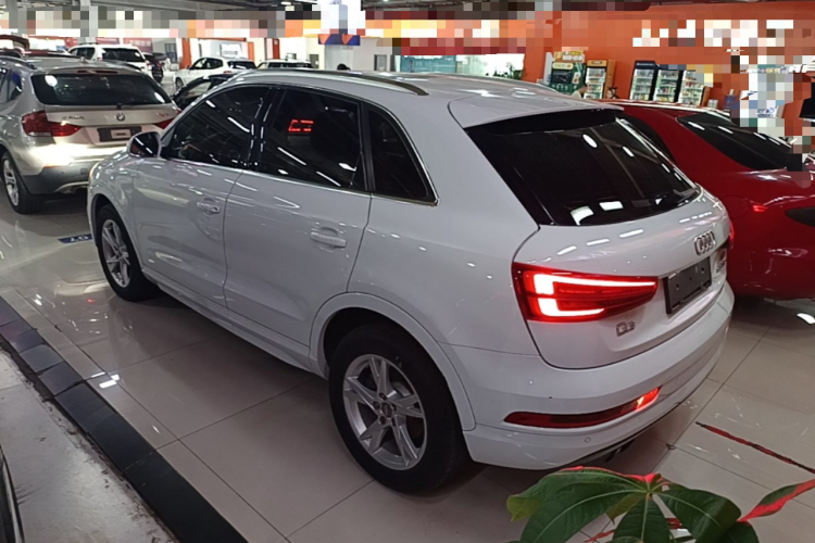 Audi Q3 2018 car image #5