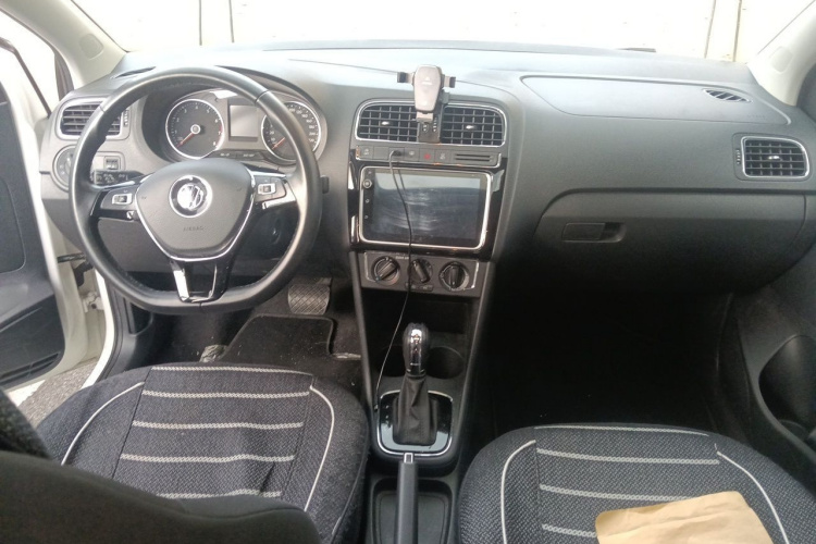 Volkswagen Polo 2018 car image #12