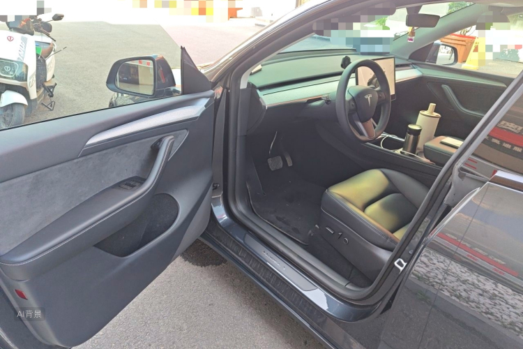 Tesla Model Y 2024 immagine di auto #18