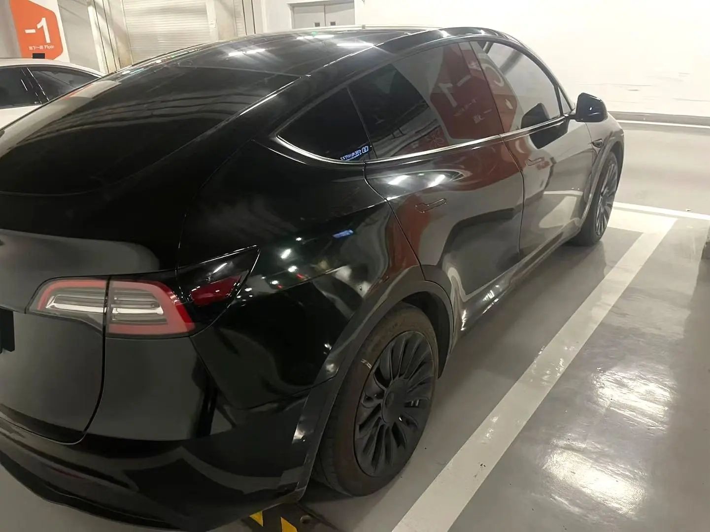 Tesla Model Y 2025 #2 Tesla Model Y 2025 car image #2