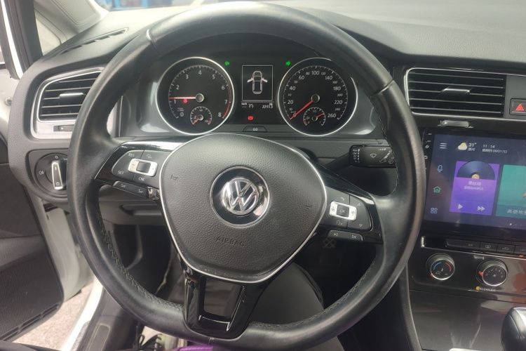 Volkswagen Golf 2018 car image #11