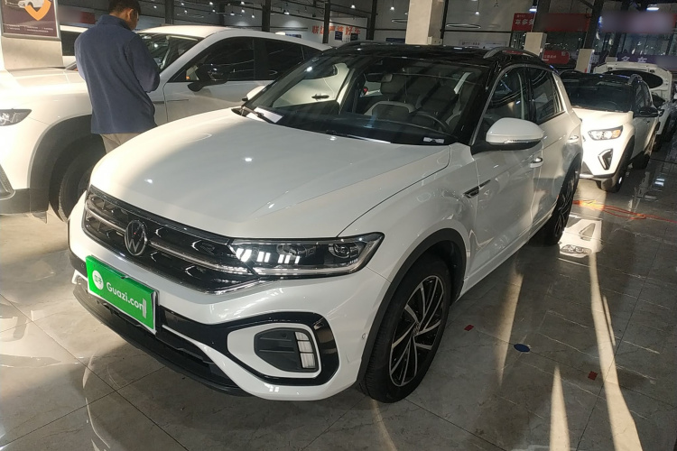 Volkswagen T-Roc 2023 car image #2