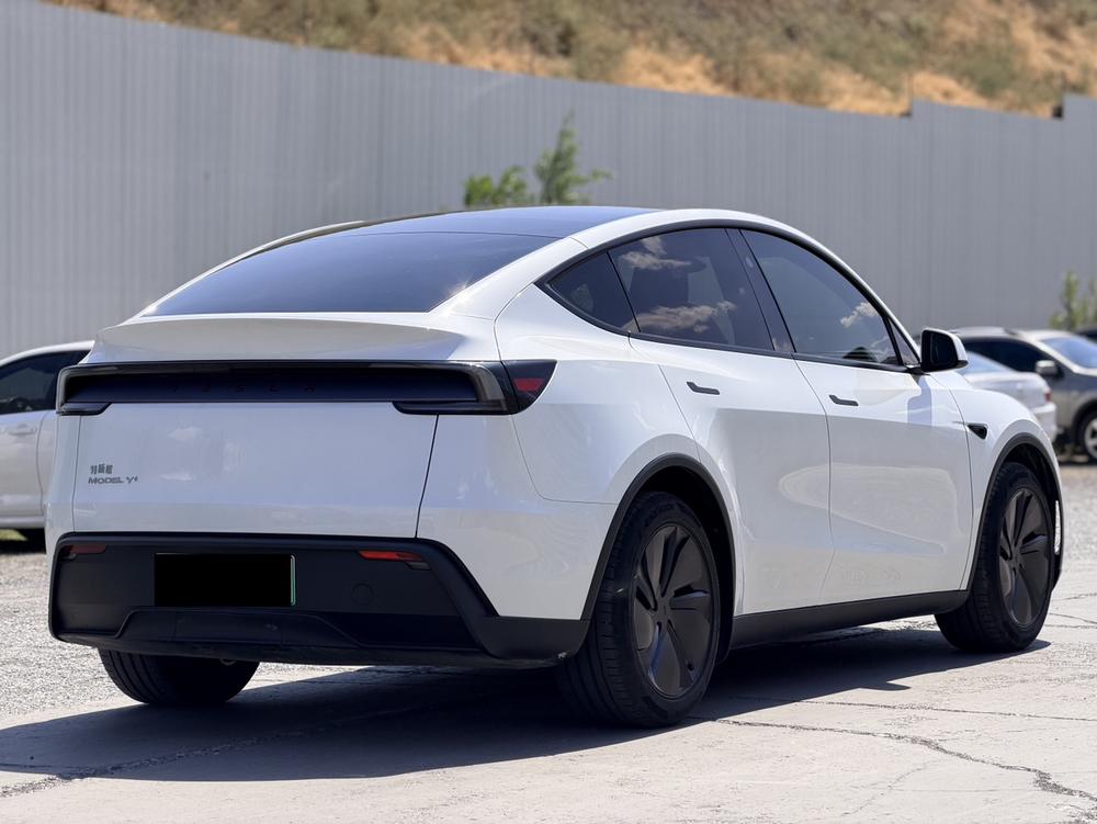 Tesla Model Y 2025 #6 Tesla Model Y 2025 car image #6