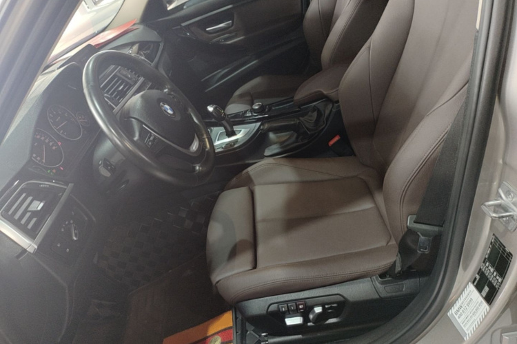 BMW 3 Series 2018 car image #15