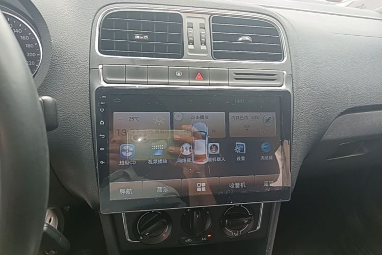 Volkswagen Polo 2017 car image #13