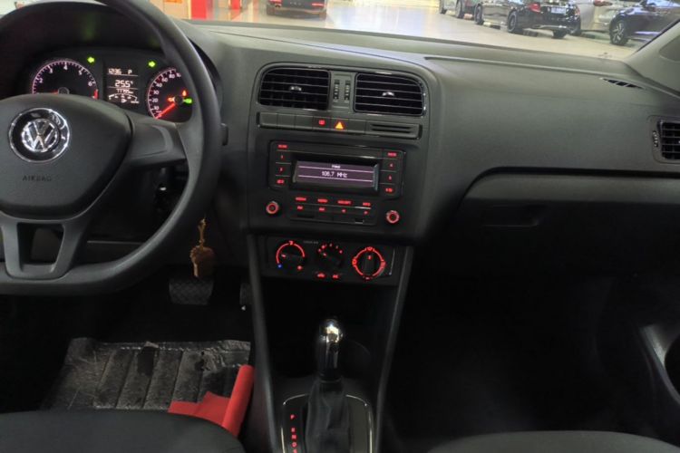 Volkswagen Polo 2018 car image #13