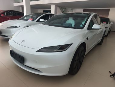 Tesla Model 3 2025 immagine di auto 