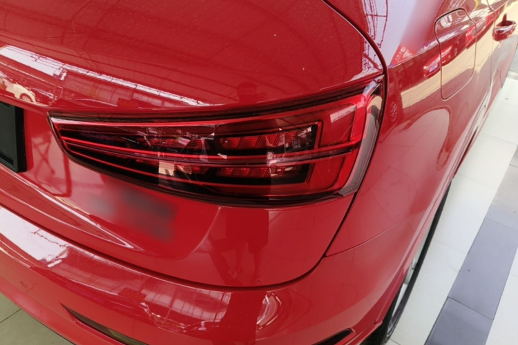 Audi Q3 2018 car image #8