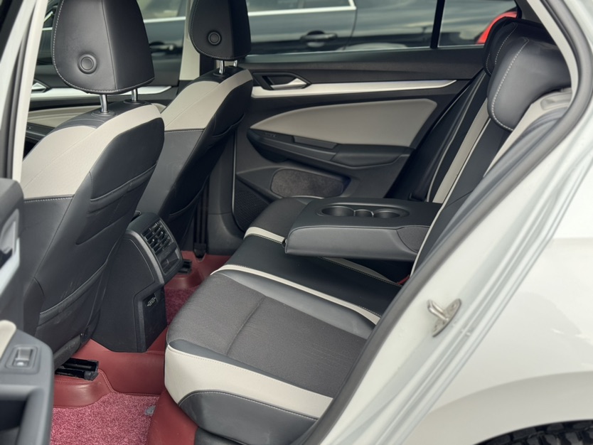 Volkswagen Golf 2023 car image #5