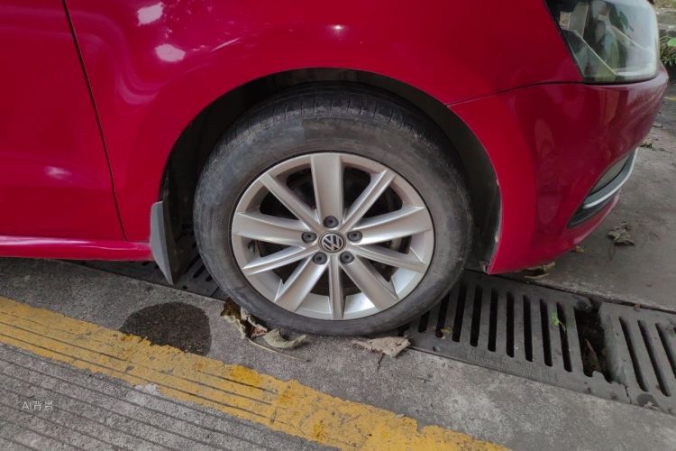 Volkswagen Polo 2015 car image #9
