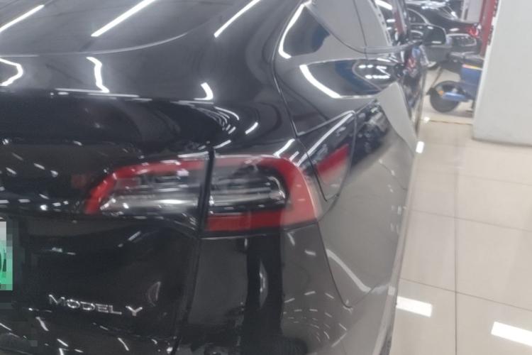 Tesla Model Y 2022 immagine di auto #8