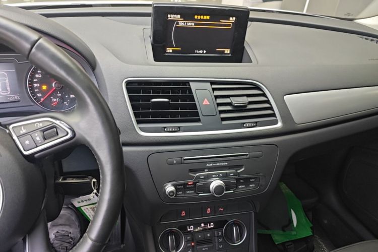 Audi Q3 2018 car image #17