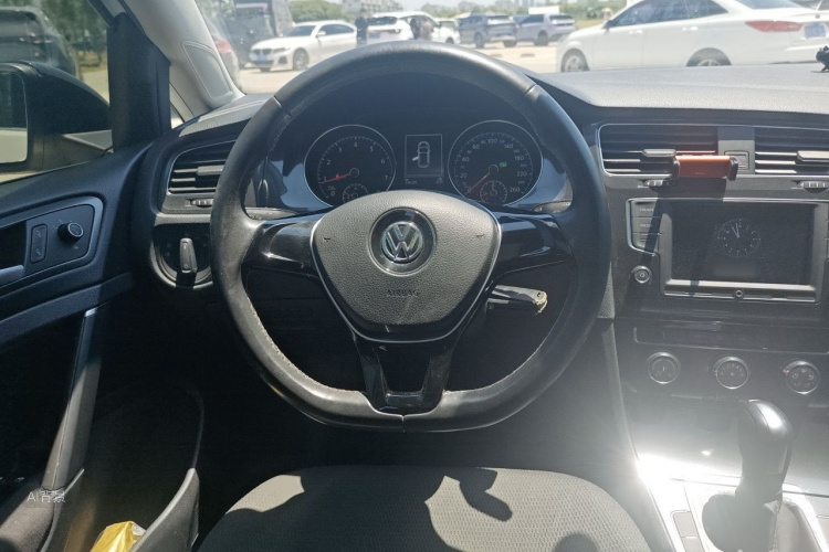 Volkswagen Golf 2017 car image #12