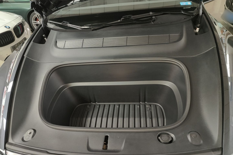 Tesla Model Y 2025 car image #20