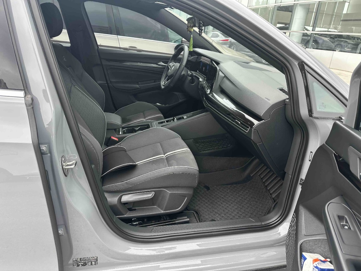 Volkswagen Golf 2023 car image #6