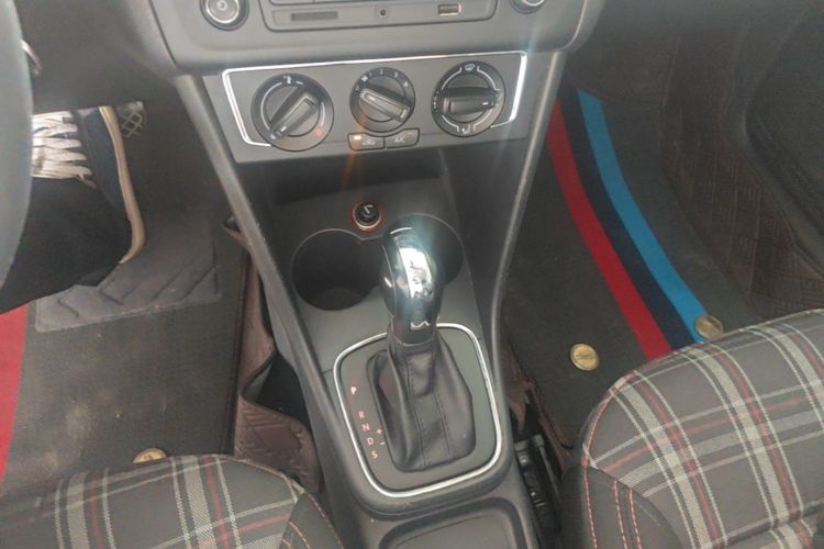 Volkswagen Polo 2015 car image #14