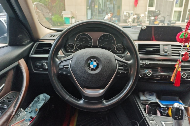 BMW 3 Series 2018 car image #12