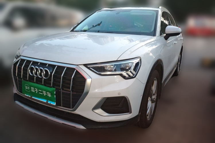 Audi Q3 2022 car image #2