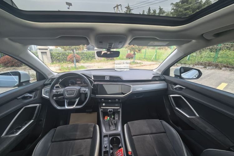 Audi Q3 2020 car image #12