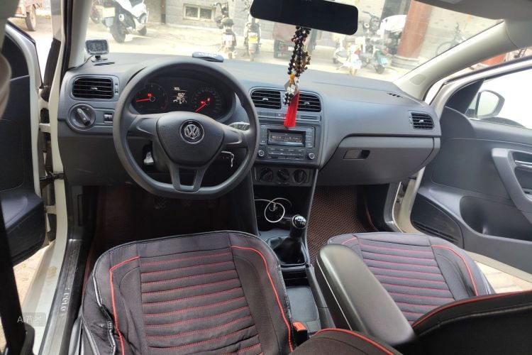 Volkswagen Polo 2016 car image #11