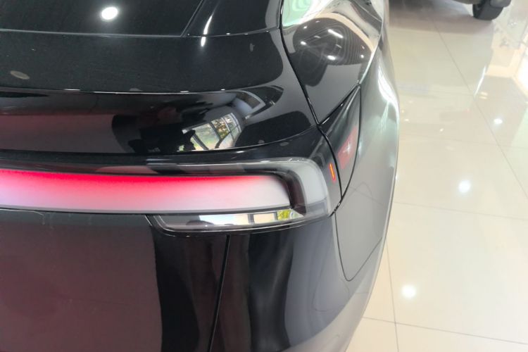 Tesla Model Y 2025 immagine di auto #8
