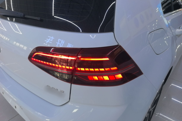 Volkswagen Golf 2018 car image #8