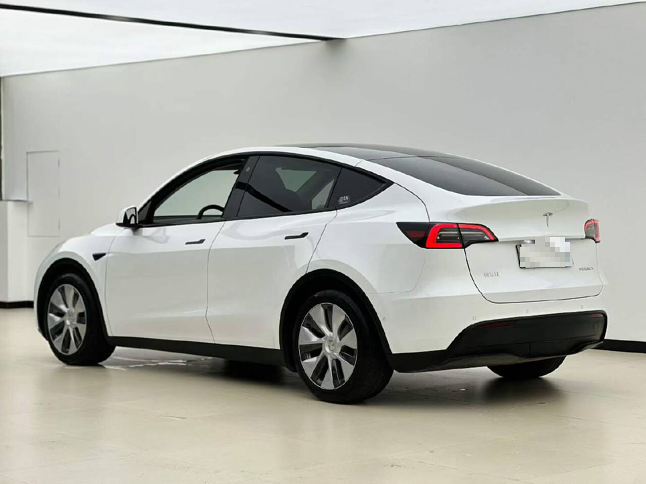 Tesla Model Y 2022 car image #10