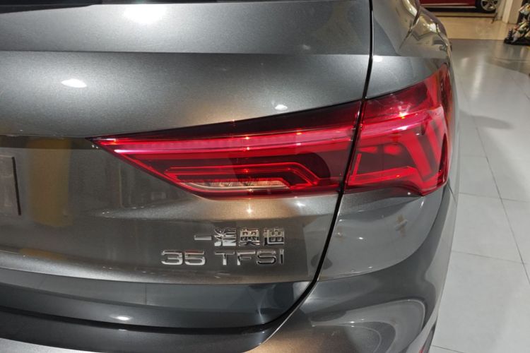 Audi Q3 2022 car image #8