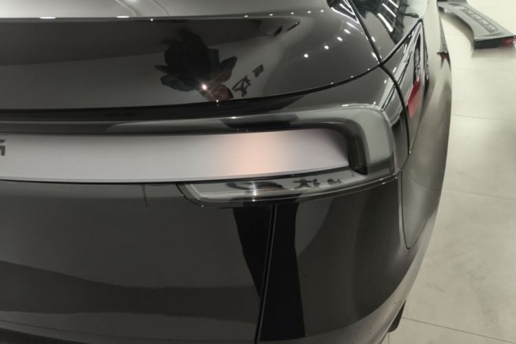 Tesla Model Y 2025 #8 Tesla Model Y 2025 car image #8