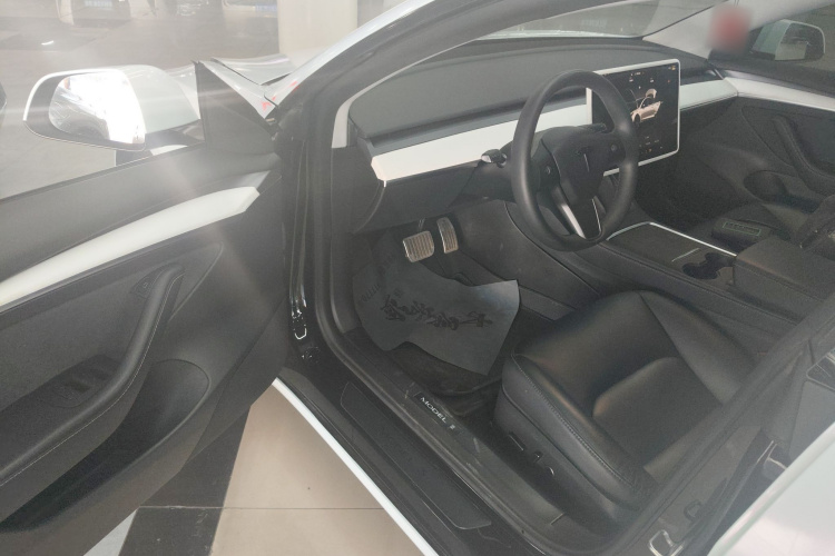 Tesla Model 3 2023 car image #16