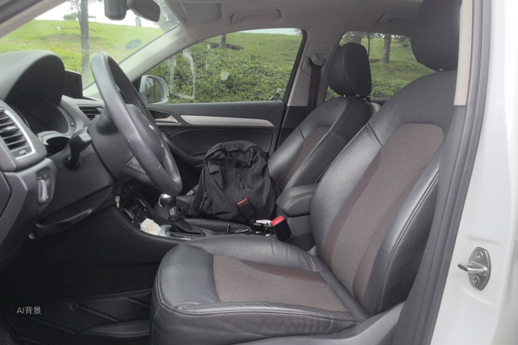 Audi Q3 2019 car image #17