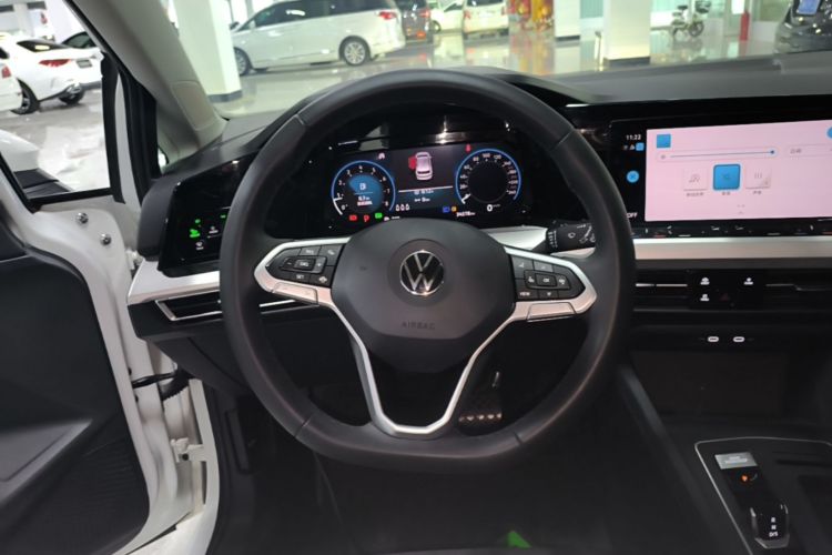 Volkswagen Golf 2023 car image #15