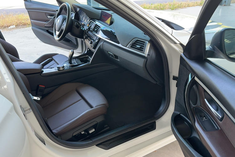 BMW 3 Series 2018 immagine di auto #15