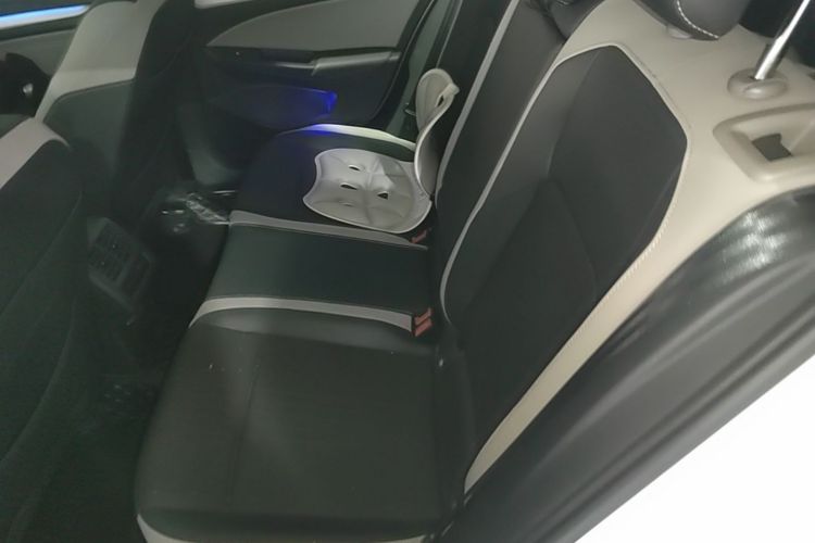 Volkswagen Golf 2023 car image #17