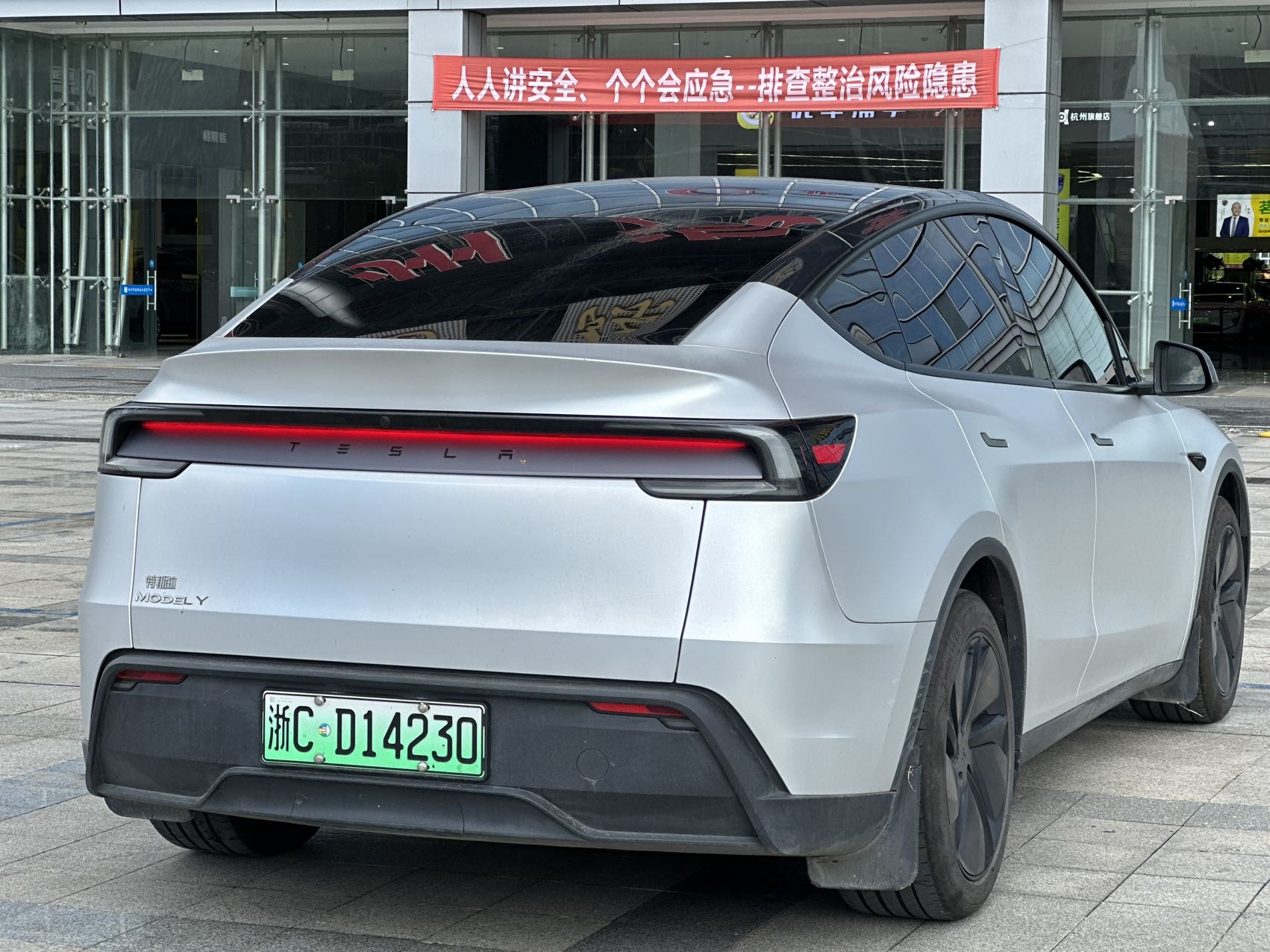 Tesla Model Y 2025 car image #7