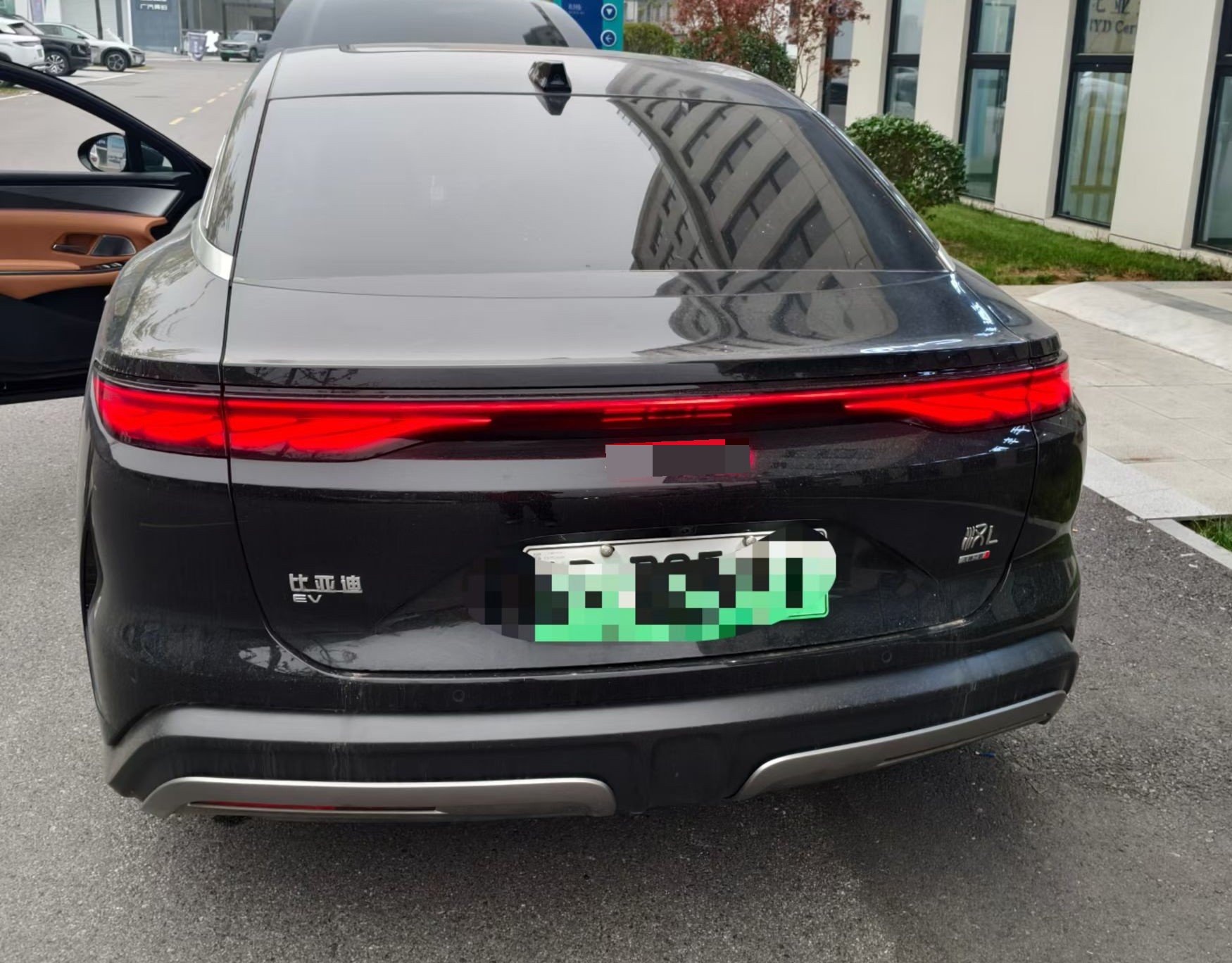 BYD HanL 2025 #2 BYD HanL 2025 car image #2