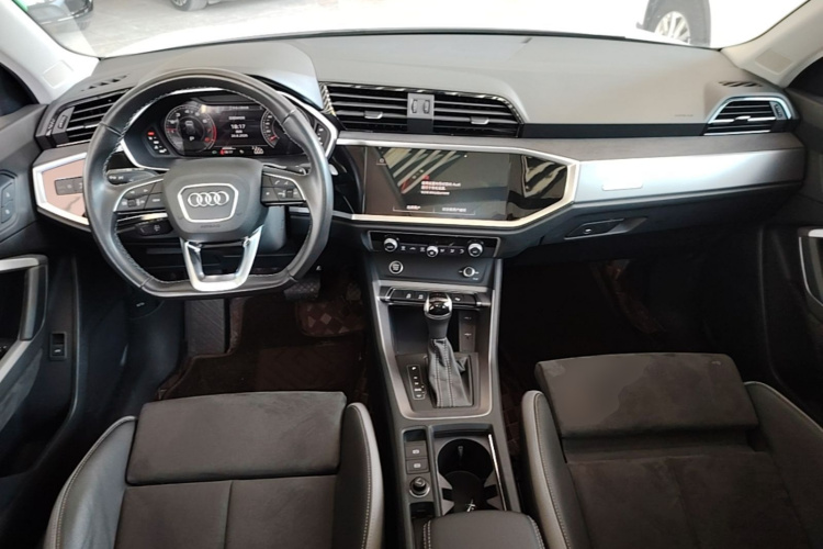 Audi Q3 2022 car image #10