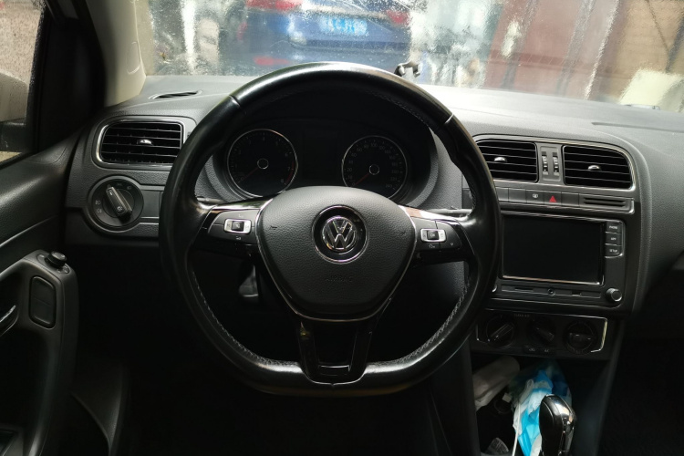 Volkswagen Polo 2016 car image #11