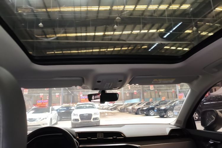 Audi Q3 2019 car image #18