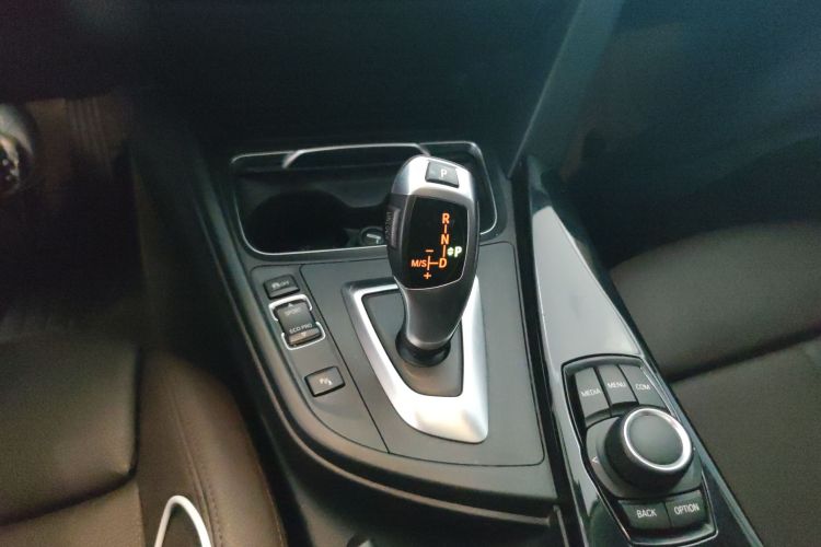 BMW 3 Series 2018 صورة سيارة #18