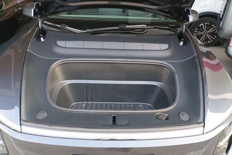 Tesla Model Y 2025 car image #20