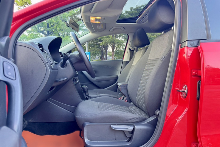 Volkswagen Polo 2018 car image #16