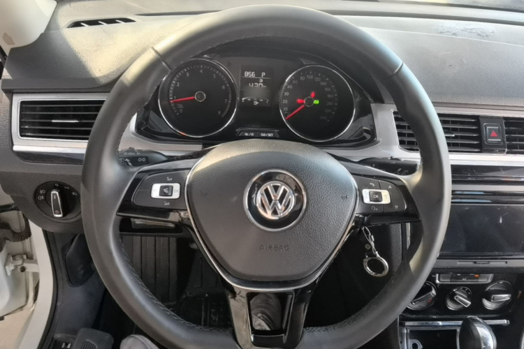Volkswagen Bora 2016 car image #11