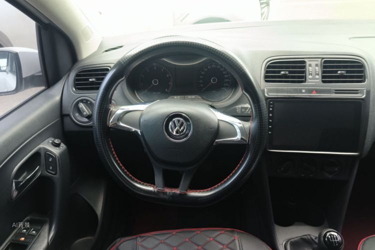 Volkswagen Polo 2015 car image #12